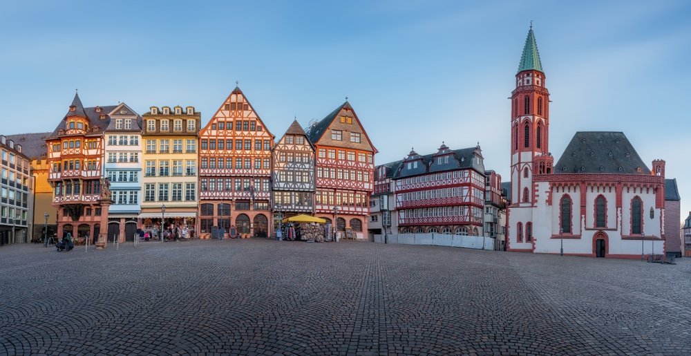 Römerberg med bindingsverkshus og Alte Nikolaikirche i Frankfurts Old Town