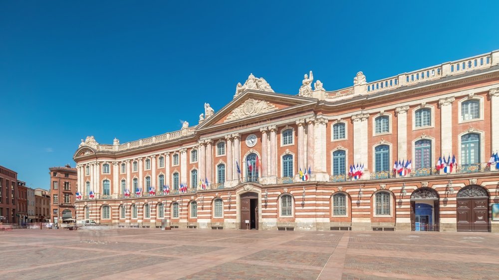 Den rosa fasaden på Capitole ved Place du Capitole i Toulouse