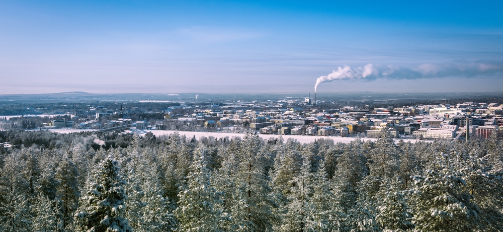 Panoramautsikt over Rovaniemi om vinteren i finsk Lappland