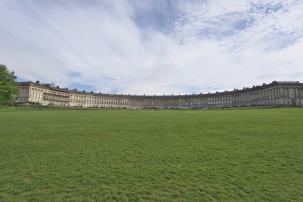 Hvor bør man bo i Bath? De 6 beste områdene & gode hoteller 3 Den buede husrekken Royal Crescent i Bath