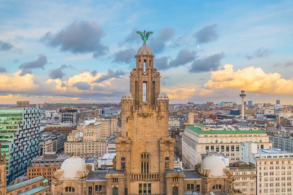 Severdigheter i Liverpool: The Beatles, Anfield og 16 andre grunner til å reise 6 Royal Liver Building og Three Graces ved Pier Head i Liverpool