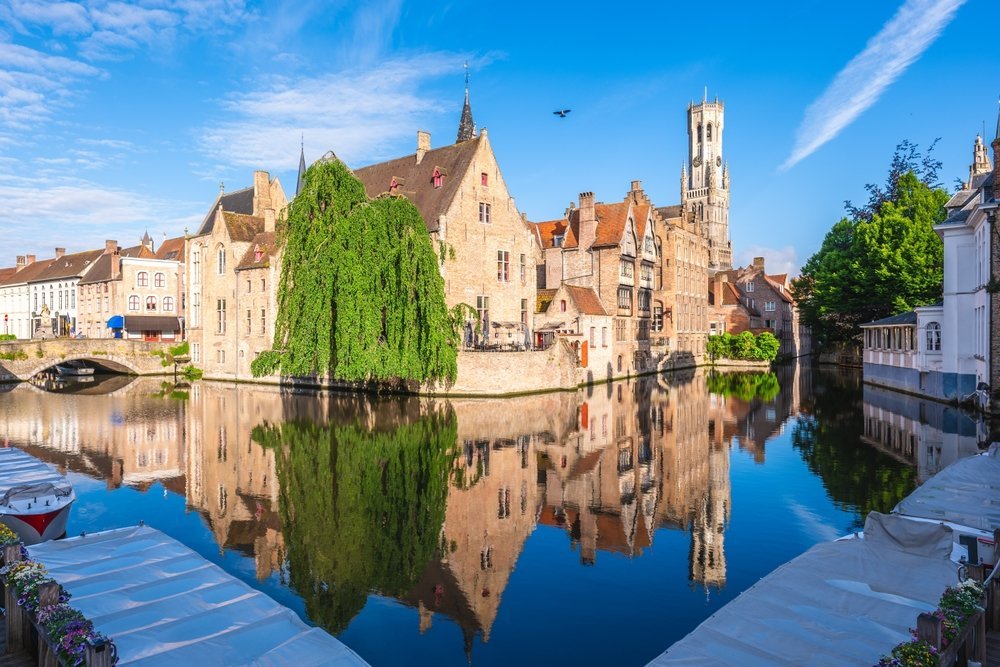 Severdigheter i Brussel: 18 ting å gjøre, fra Grand Place og Atomium til sjokolade og øl 15 Rozenhoedkaai med kanalen og klokketårnet Belfort i Brugge