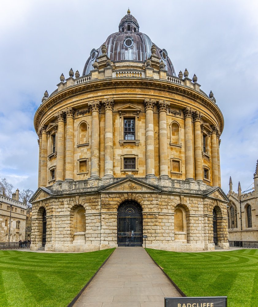 Hvor bør man bo i England? De 11 beste områdene & gode hoteller 4 Den runde biblioteksbygningen Radcliffe Camera midt i universitetskvarteret i Oxford