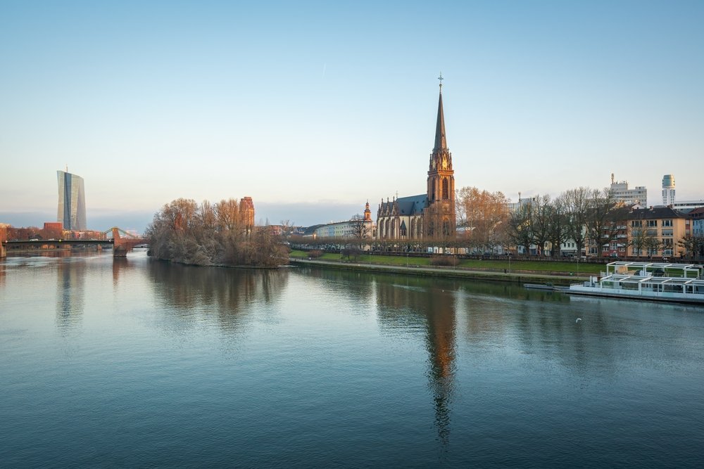 Sachsenhausen ved Main med Dreikönigskirche i Frankfurt