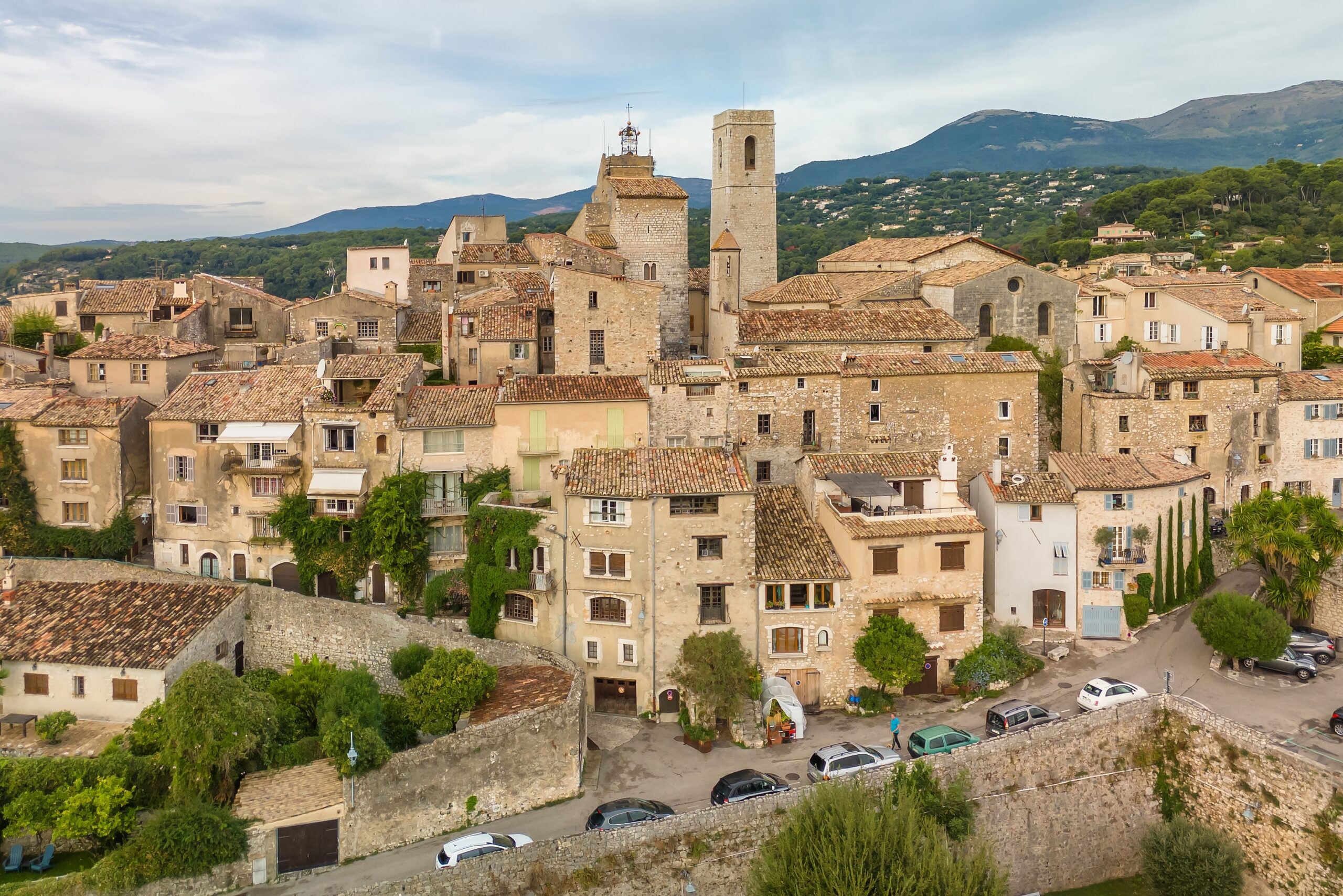 Severdigheter i Nice: de 17 beste tingene å se og gjøre 17 Den befestede landsbyen Saint-Paul-de-Vence fra lufta