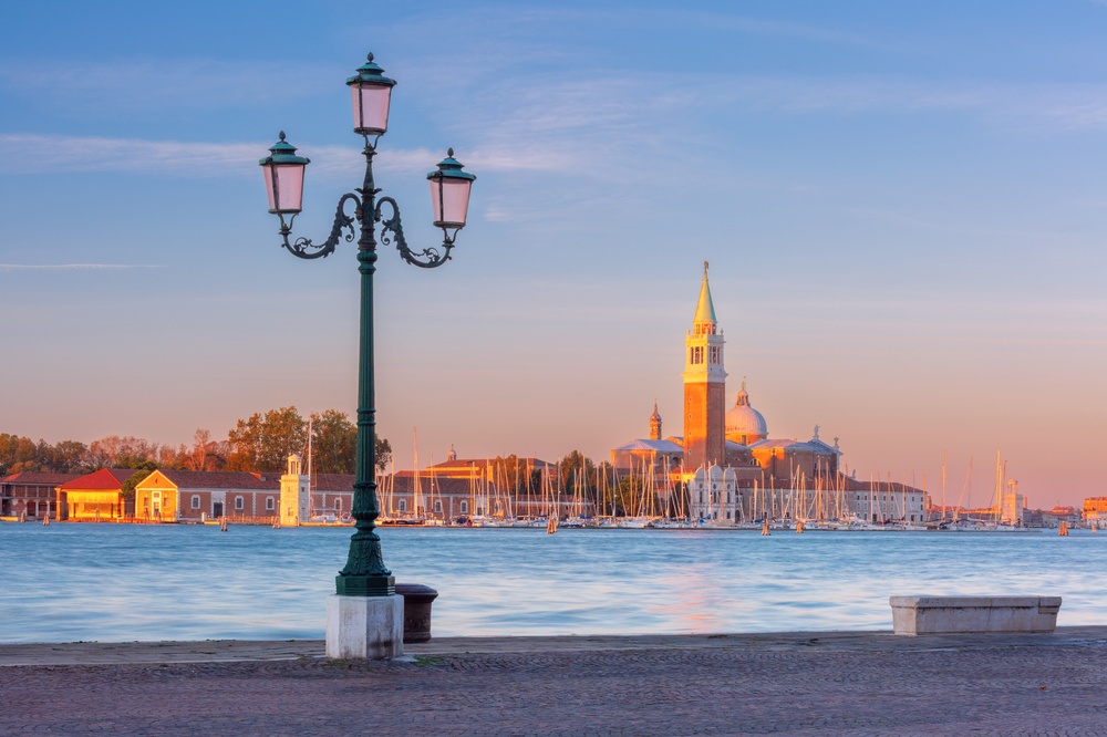 Øya San Giorgio Maggiore med kirken sett fra promenaden i Venezia