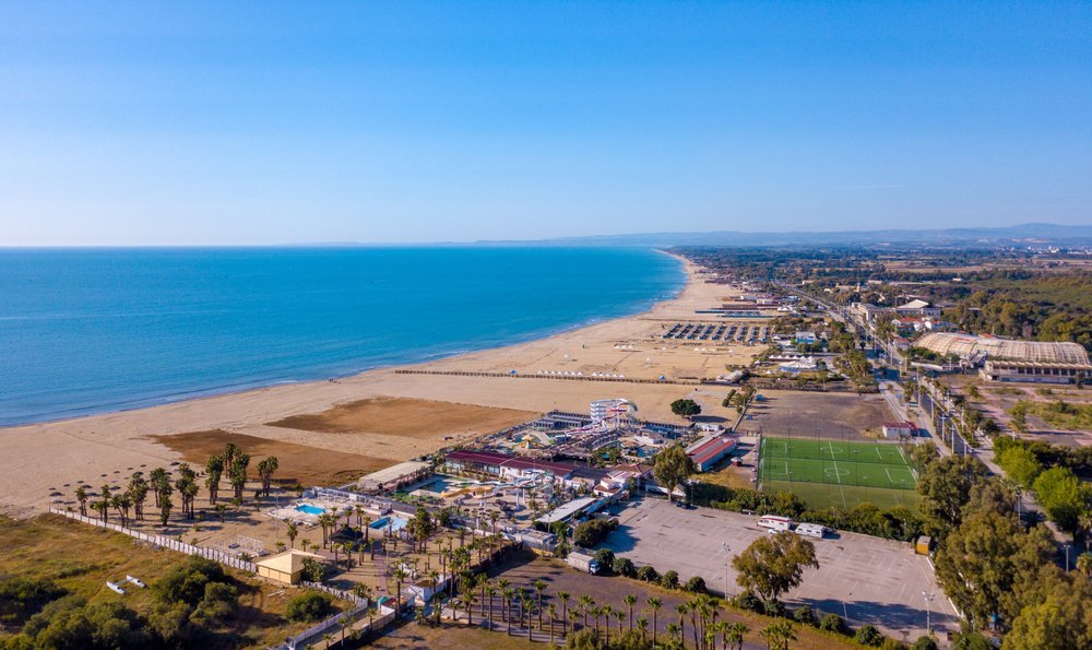 Sandstranden Playa sør for havnen i Catania sett fra lufta
