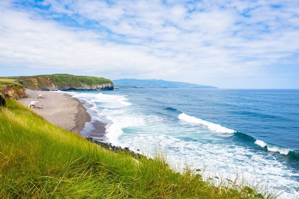 Hvor bør man bo på Azorene? De 7 beste områdene & gode hoteller 5 Santa Bárbara-stranden ved Ribeira Grande