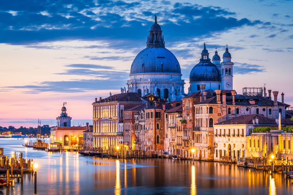 Santa Maria della Salute ved Canal Grande i Venezia i skumringen
