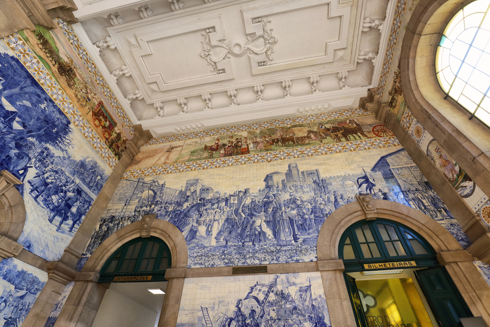 Blå og hvite azulejo-fliser på veggene i hovedhallen på São Bento-stasjonen i Porto