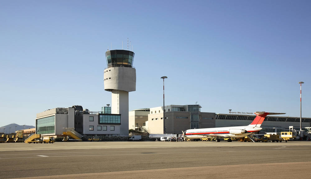 Olbia Costa Smeralda lufthavn på Sardinia med kontrolltårnet og terminalen