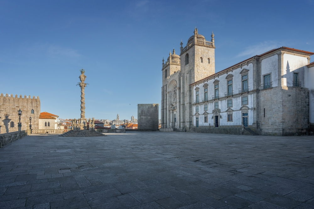 Katedralen Sé do Porto og Pelourinho-søylen på plassen Terreiro da Sé