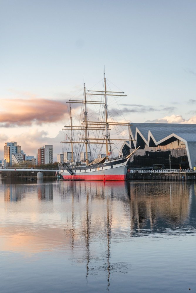 Seilskuta Glenlee ved Riverside Museum ved elva Clyde i Glasgow