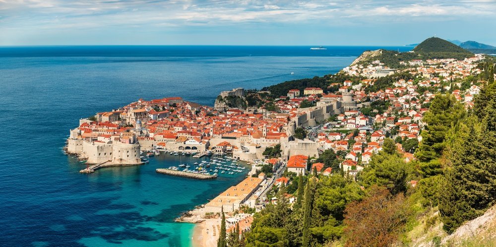 Dubrovniks Old Town med bymuren og de røde takene sett fra luften