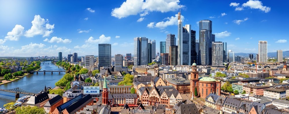 Frankfurts skyline med Altstadt, Main og skyskraperne i bankkvartalet