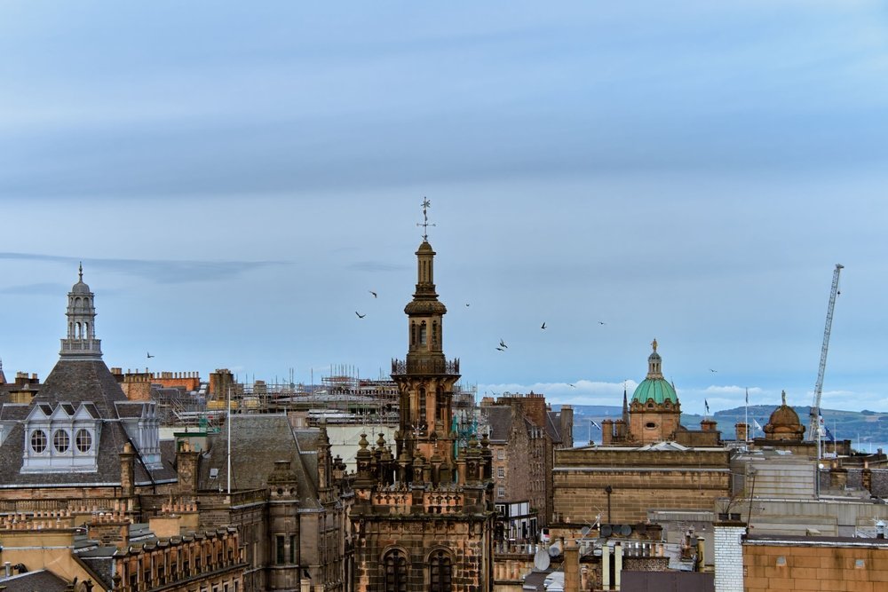 Historiske sandsteinsbygninger og tak i sentrum av Glasgow