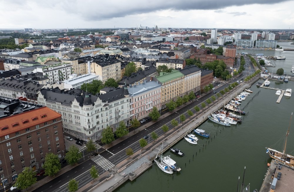 Helsinki sett fra luften med Kruununhaka, havnen og kirkekuplene i sentrum