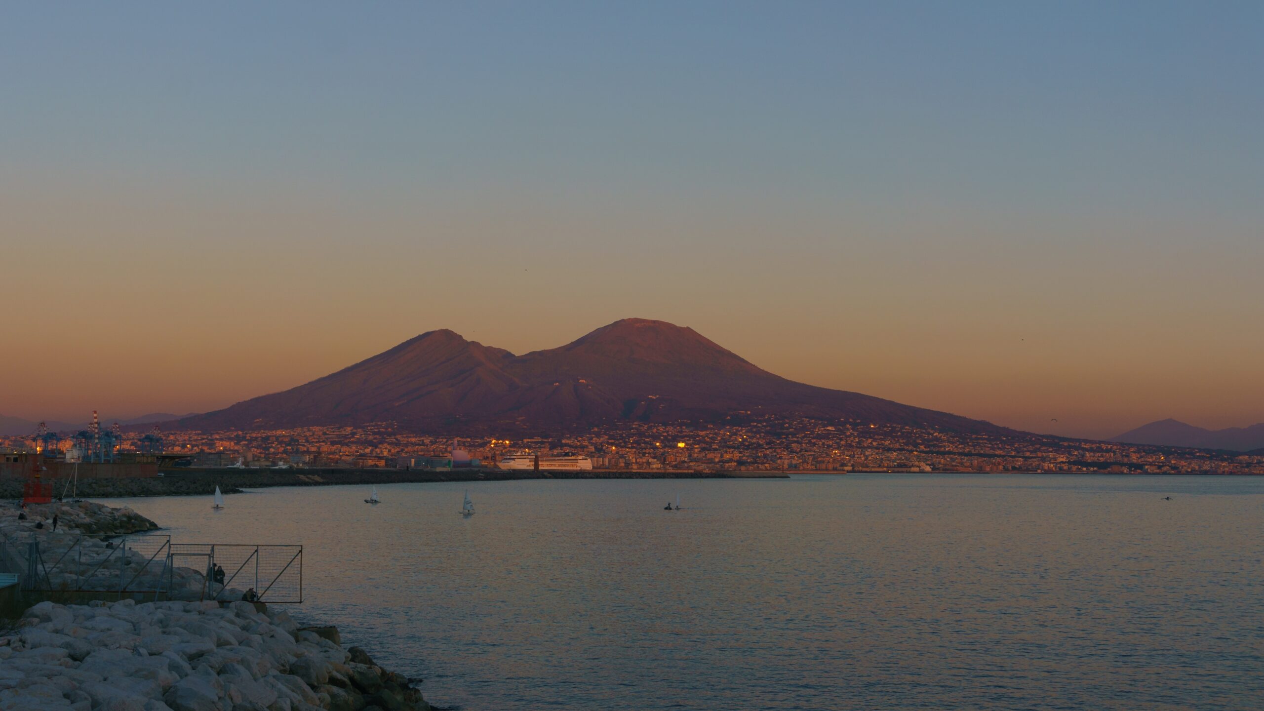 Vesuv over Napoli i gyllent kveldslys