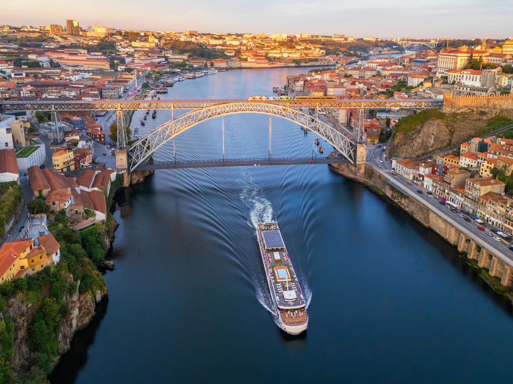 Droneutsikt over Douro-elva i Porto med Dom Luís I-brua, Ribeira og Vila Nova de Gaia