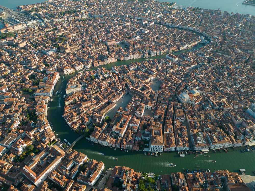 Venezia og lagunen sett fra luften med Canal Grande som snor seg gjennom byen