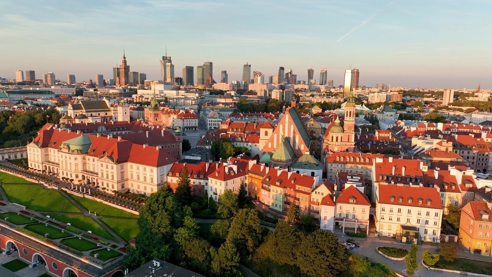 Warszawas Old Town og Kongeslottet sett fra luften med skyskraperne i sentrum bak
