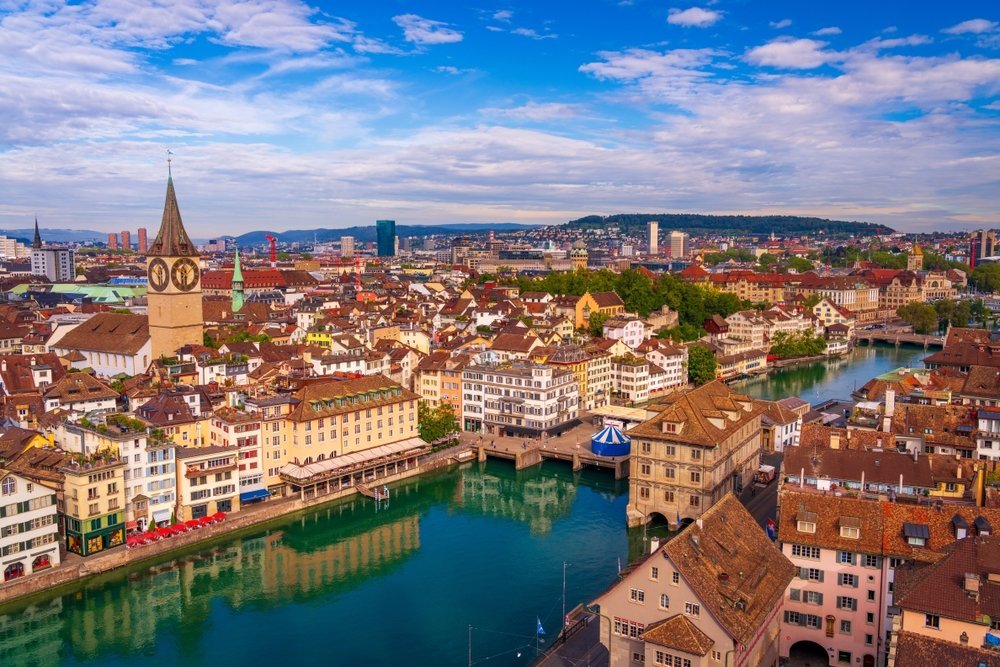 Zürichs gamleby langs elven Limmat med Grossmünster og Fraumünster