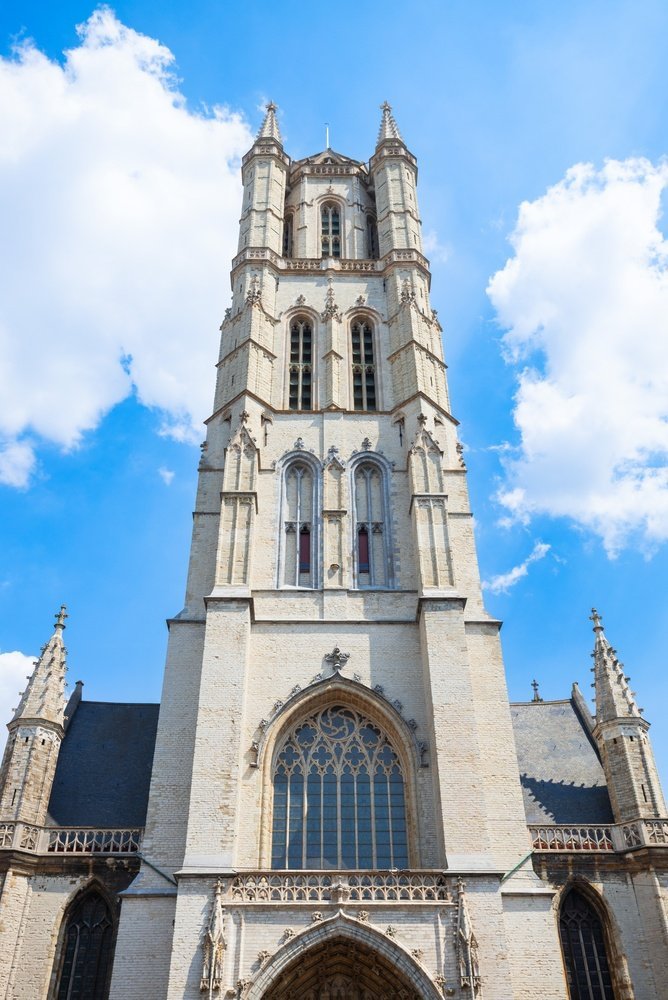 Sint-Baafskathedraal med det gotiske tårnet