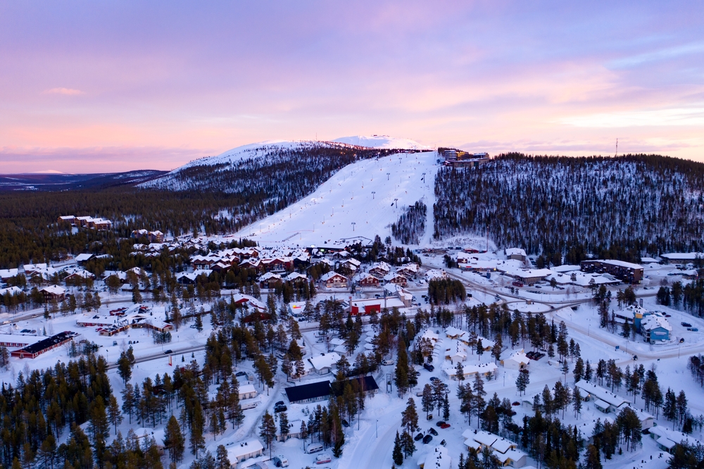 Flyfoto av skistedet Levi en vinterkveld i finsk Lappland