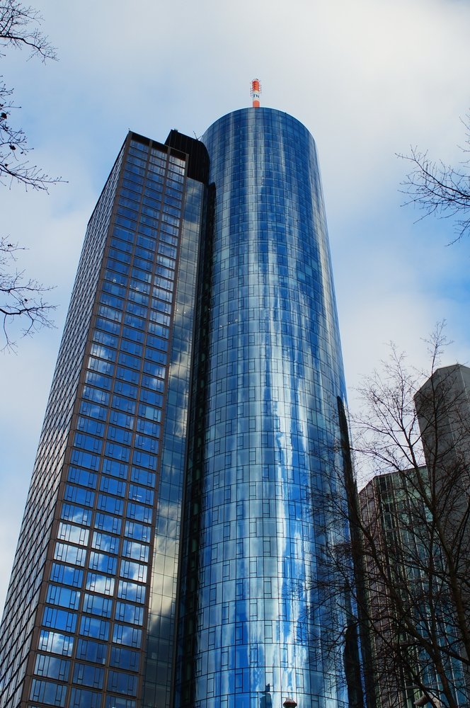 Severdigheter i Frankfurt: 18 ting å oppleve mellom skyskraperne og eplevinkroene 6 Skyskraperen Main Tower med utsiktsplattformen i Frankfurt