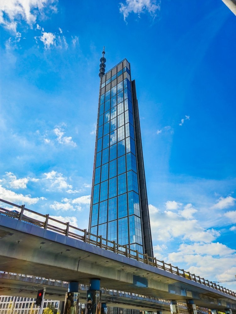 Skyskraperen Varso Tower med observasjonsdekket Highline Warsaw