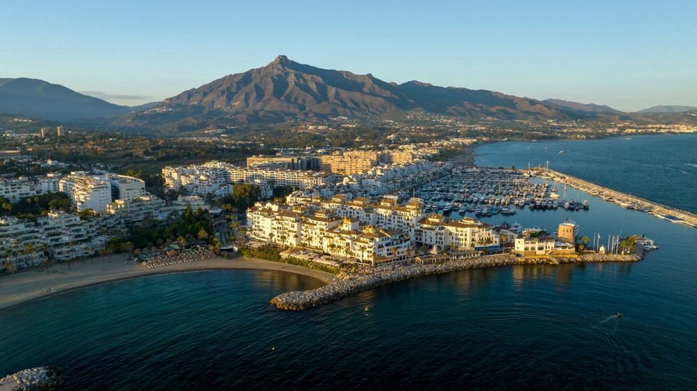 Hvor bør man bo i Marbella? De 6 beste områdene & gode hoteller 5 Småbåthavnen Puerto Banús i Marbella sett fra luften med fjellet La Concha