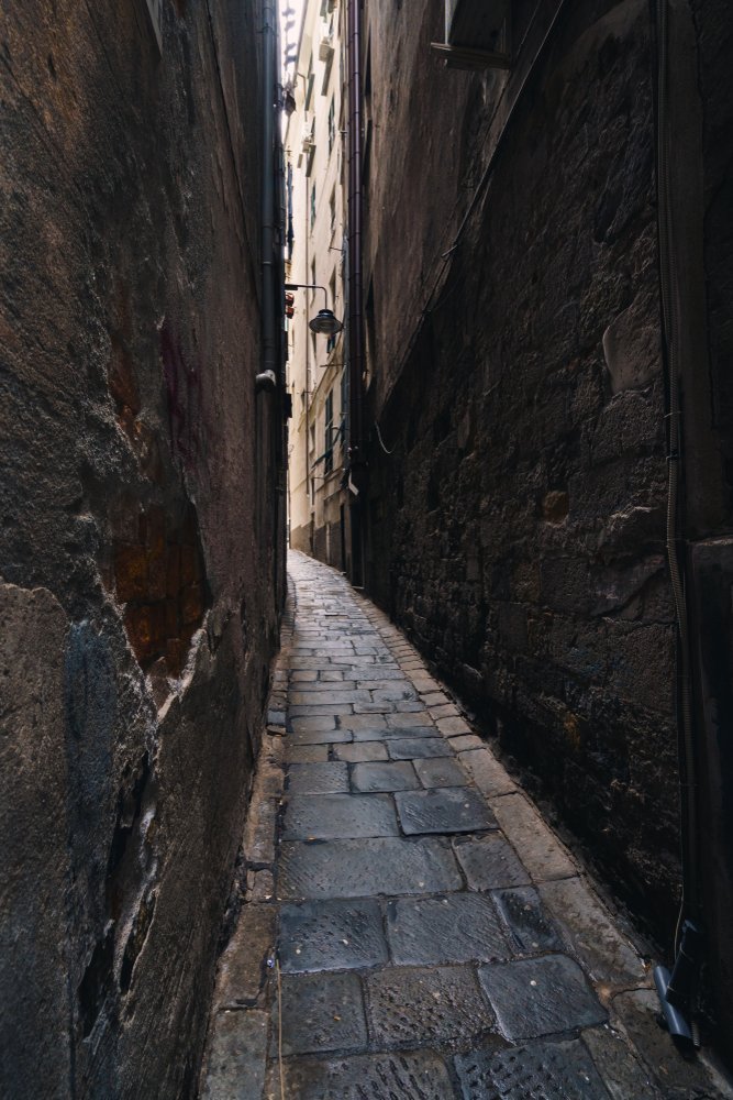Hvor bør man bo i Genova? De 6 beste områdene & gode hoteller 2 Smalt smug mellom høye hus i Centro Storico i Genova