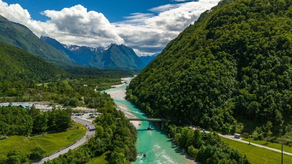 Hvor bør man bo i Slovenia? De 6 beste områdene & gode hoteller 5 Den smaragdgrønne Soča-elva ved Bovec i Soča-dalen