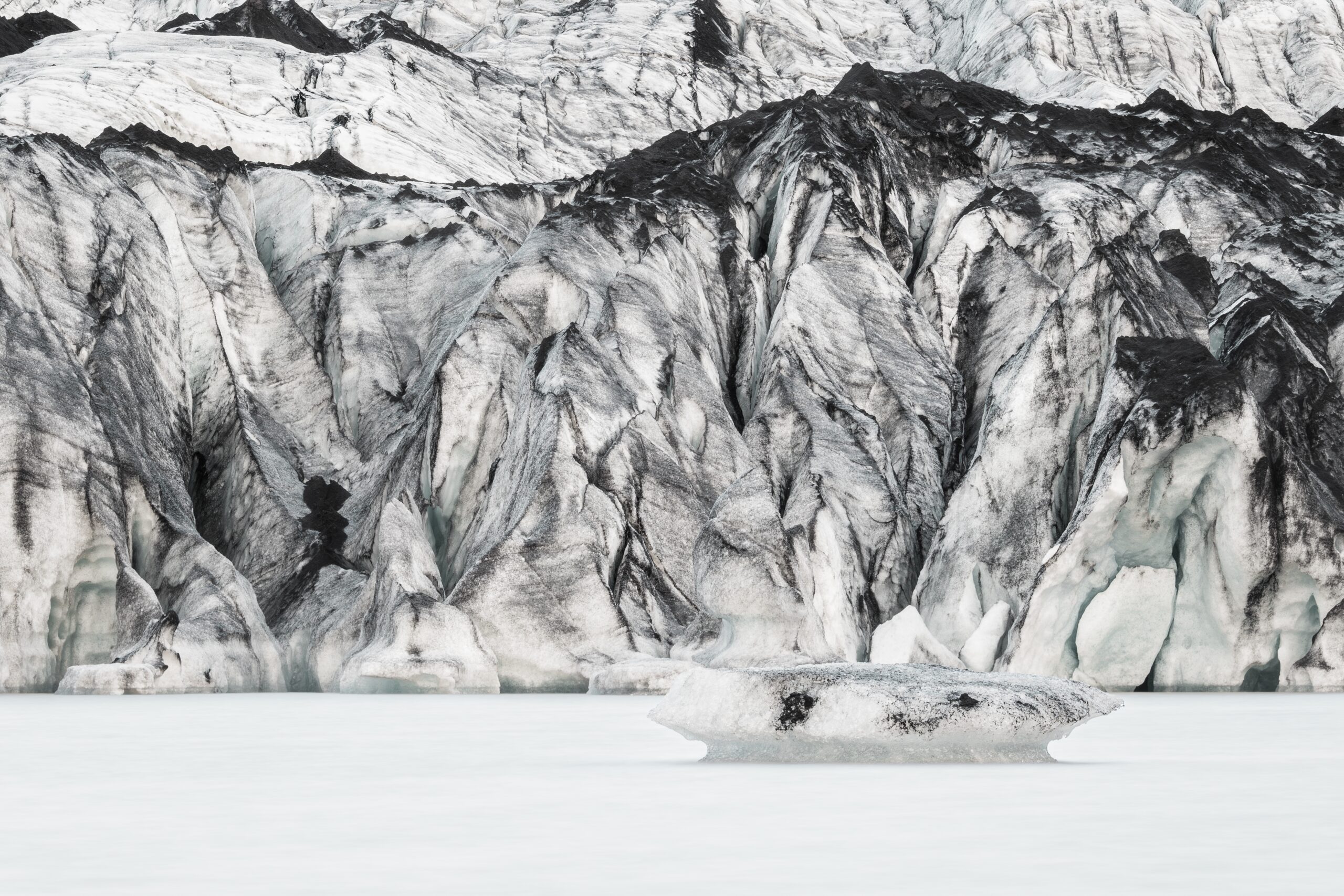 Isbreen Sólheimajökull med is og svart vulkansk aske