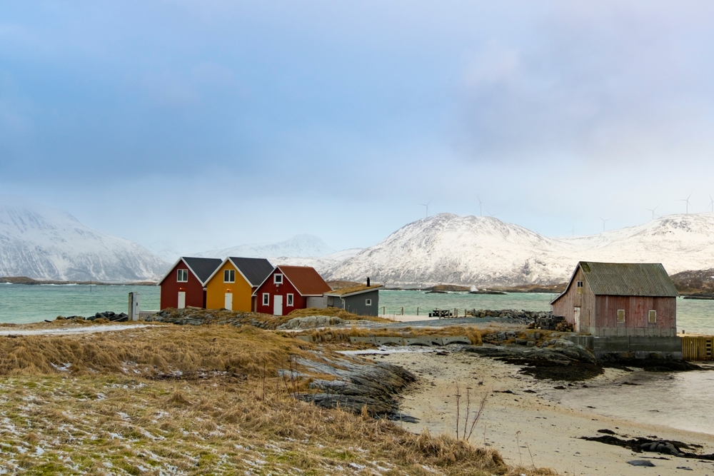 Vinterlandskap på Sommarøy med rorbuer ved vannet