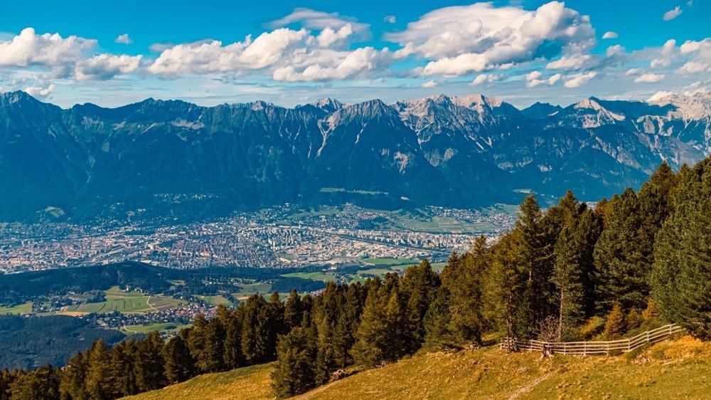 Sommerutsikt fra Patscherkofel ned over Innsbruck og Inndalen