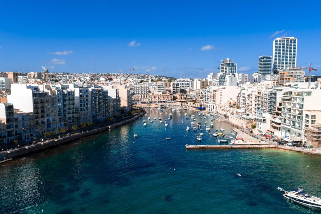 Fra Malta lufthavn til Valletta og hotellet - transportguide 4 Spinola Bay i St. Julian's sett fra lufta