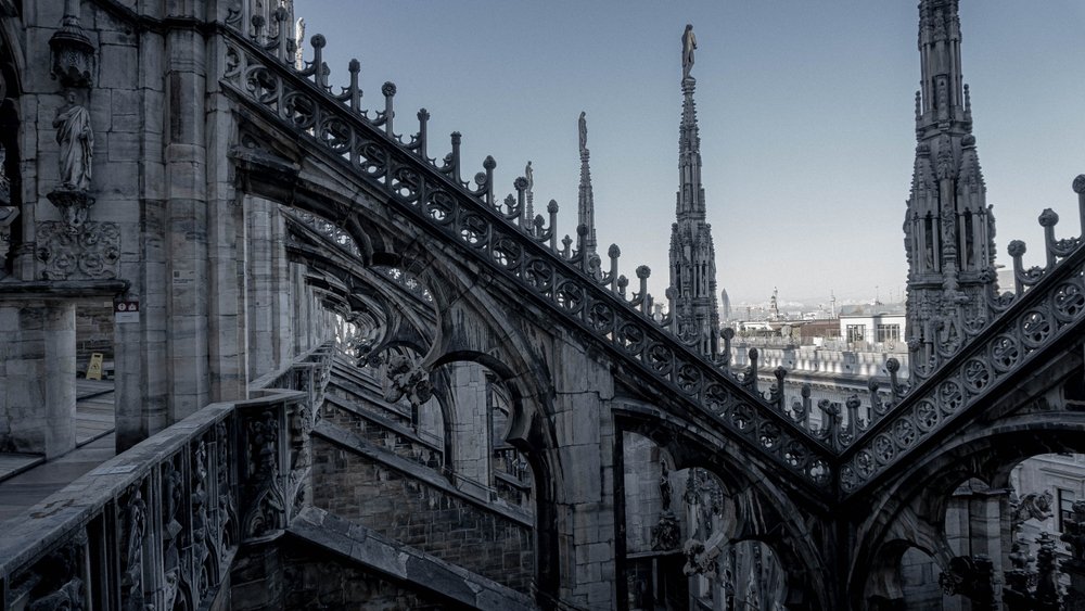 Spirene på Duomo di Milano sett fra katedralens takterrasse