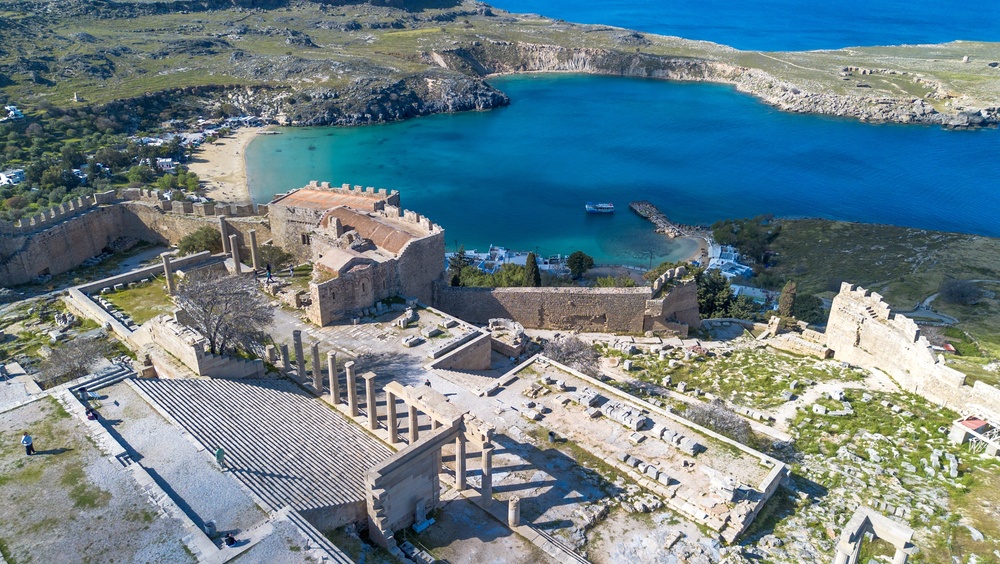 Flyfoto av akropolis i Lindos og St. Paul's Bay