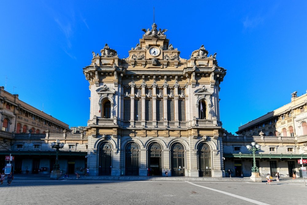 Hvor bør man bo i Genova? De 6 beste områdene & gode hoteller 5 Stasjonen Genova Brignole ved Piazza Giuseppe Verdi i Genova