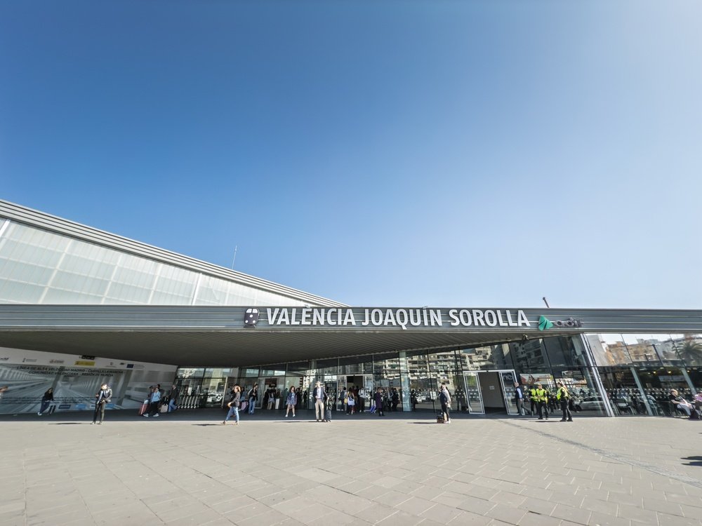 Fra Valencia lufthavn til sentrum - transportguide 4 Stasjonen Joaquín Sorolla i Valencia, der AVE og Euromed går fra
