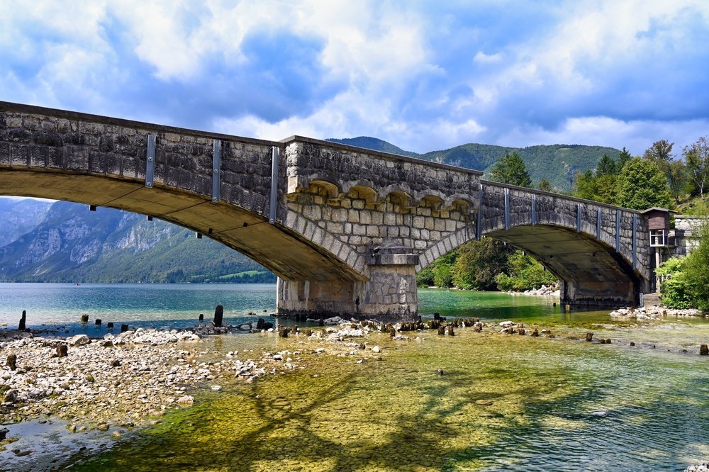 Hvor bør man bo i Slovenia? De 6 beste områdene & gode hoteller 4 Steinbroen i Ribčev Laz ved Bohinjsjøen i Triglav nasjonalpark
