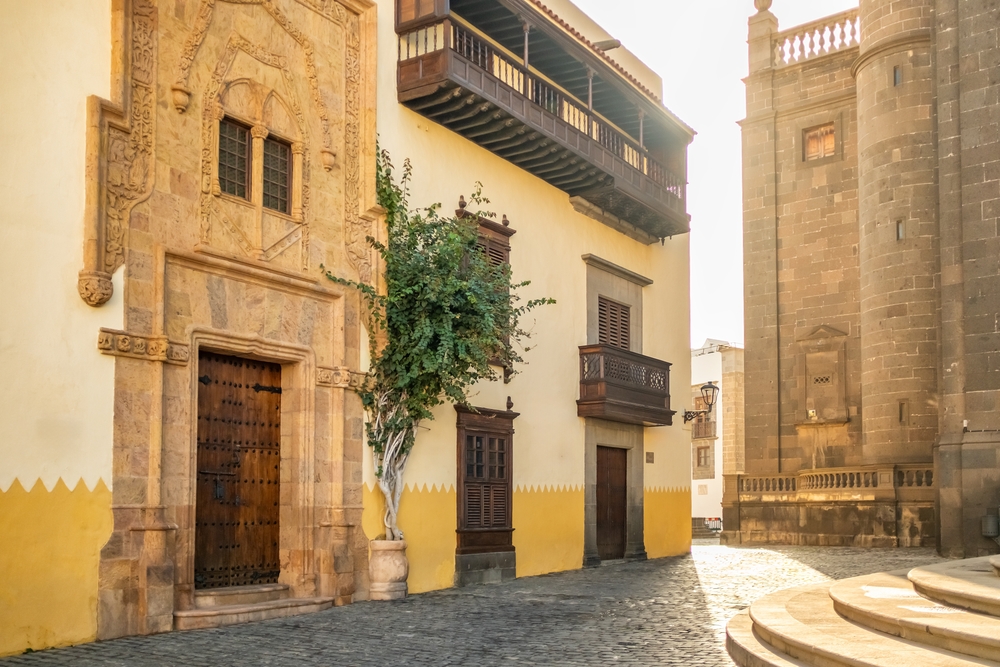 Severdigheter på Gran Canaria: de 17 beste tingene å se og gjøre 9 Den utskårne steinfasaden på Casa de Colón i Las Palmas de Gran Canaria