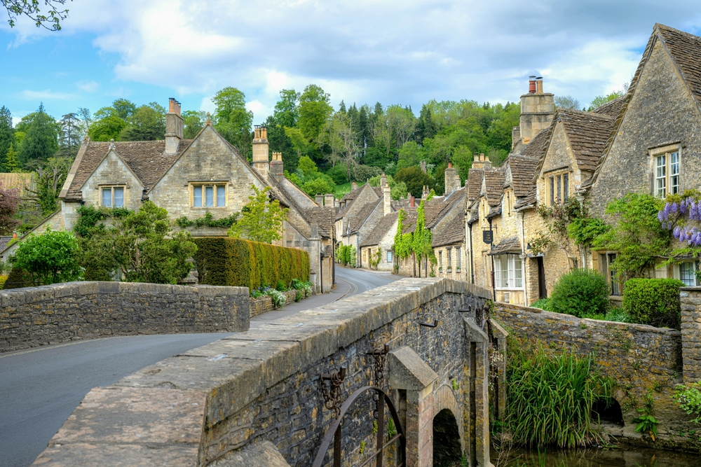 Hvor bør man bo i Cotswolds? De 7 beste byene & gode hoteller 8 Steinhus og broen i Castle Combe