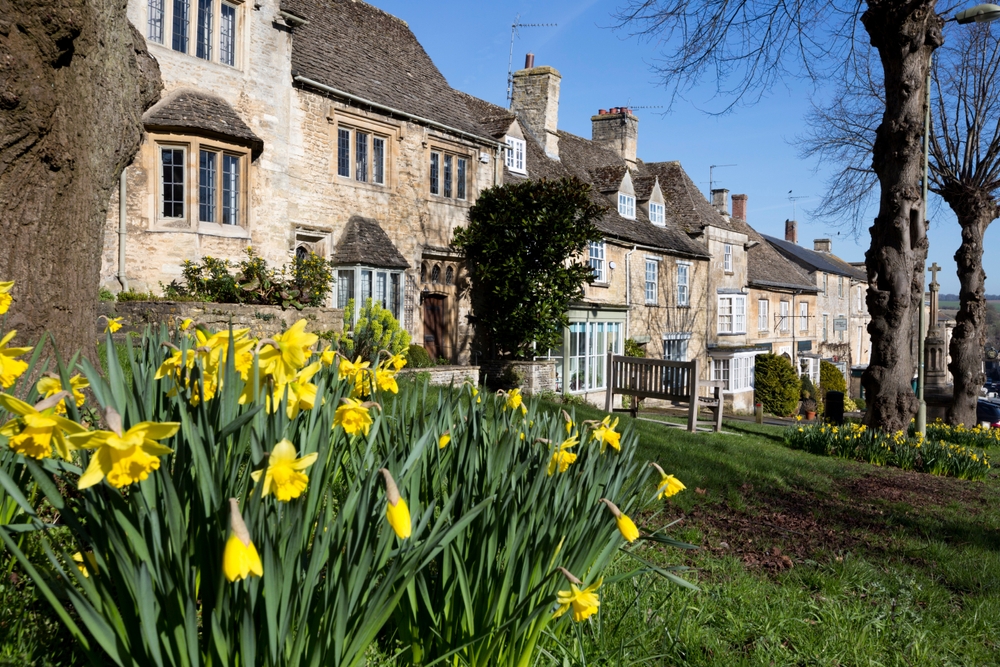 Hvor bør man bo i Cotswolds? De 7 beste byene & gode hoteller 7 Steinhus og påskeliljer i bakken i Burford