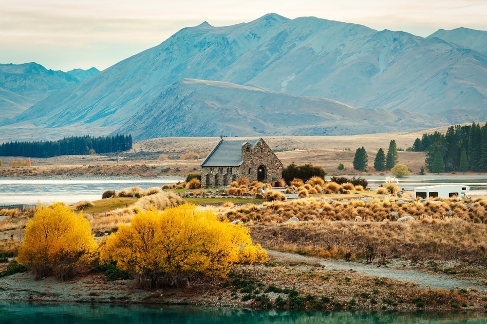 Steinkirken Church of the Good Shepherd ved Lake Tekapo med fjellene bak