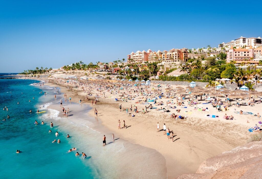 Hvor bør man bo i Spania? De 14 beste områdene & gode hoteller 14 Stranden i Costa Adeje på Tenerife