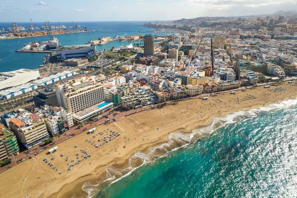 Severdigheter på Gran Canaria: de 17 beste tingene å se og gjøre 10 Flyfoto av stranden Playa de Las Canteras i Las Palmas de Gran Canaria