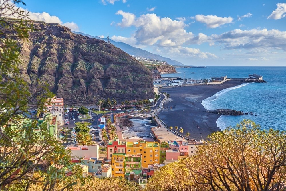 Stranden med svart sand og husene i Puerto de Tazacorte på La Palma