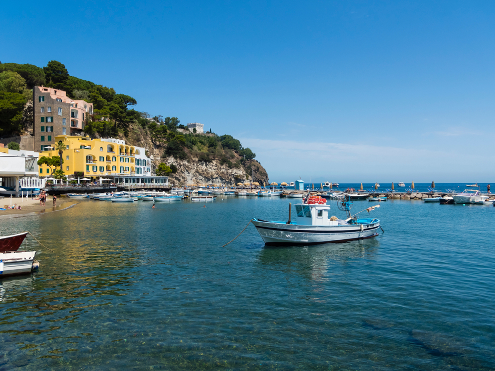 Hvor bør man bo på Ischia? De 6 beste områdene & gode hoteller 4 Stranden og havnen ved Corso Angelo Rizzoli i Lacco Ameno